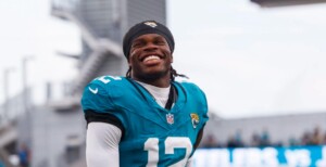 Jogador da NFL passa por batismo em igreja horas antes de entrar em campo nos Estados Unidos