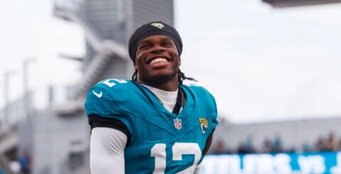 Jogador da NFL passa por batismo em igreja horas antes de entrar em campo nos Estados Unidos